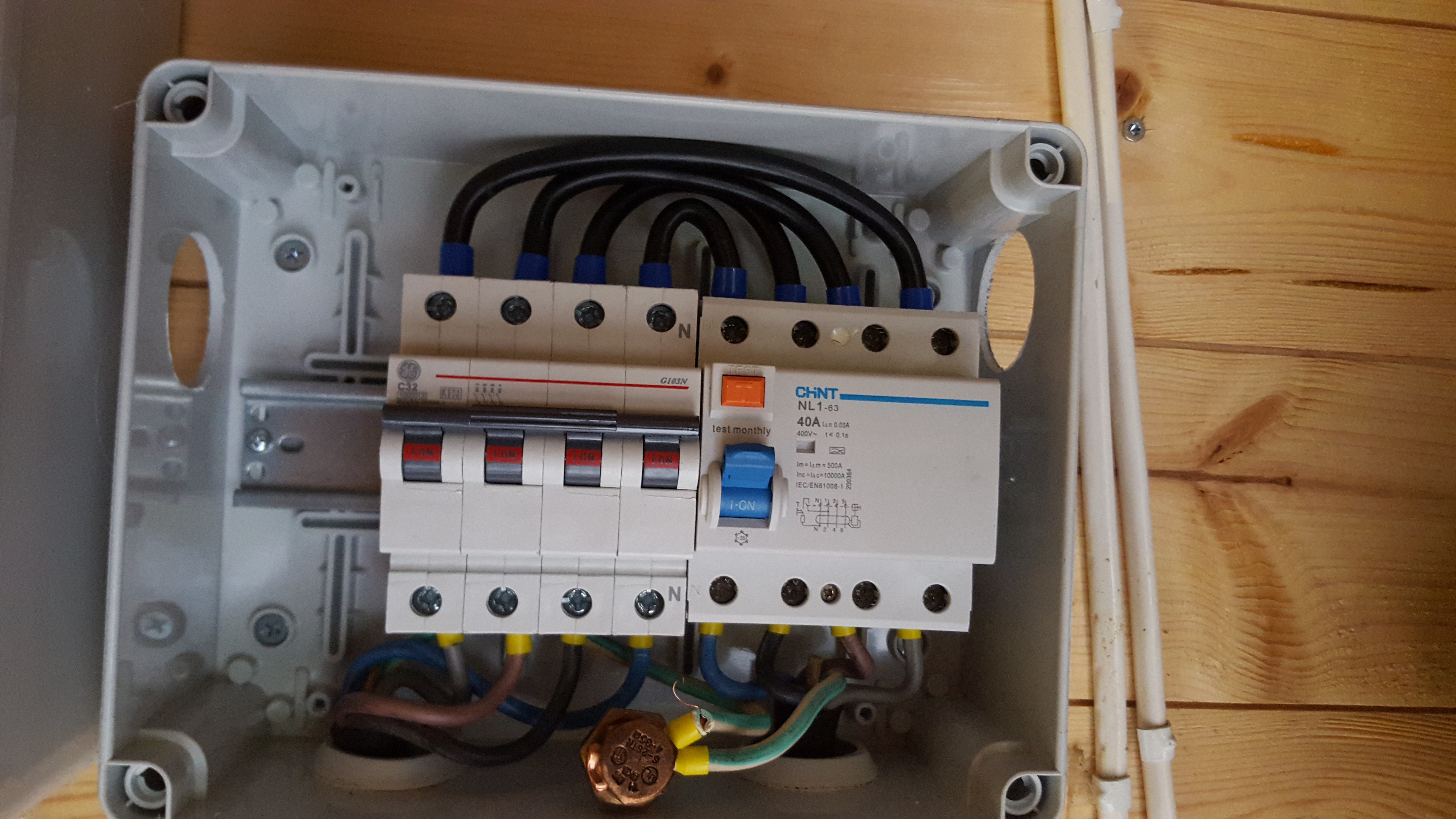 400V box with 32A circuit breaker and earth fault switch