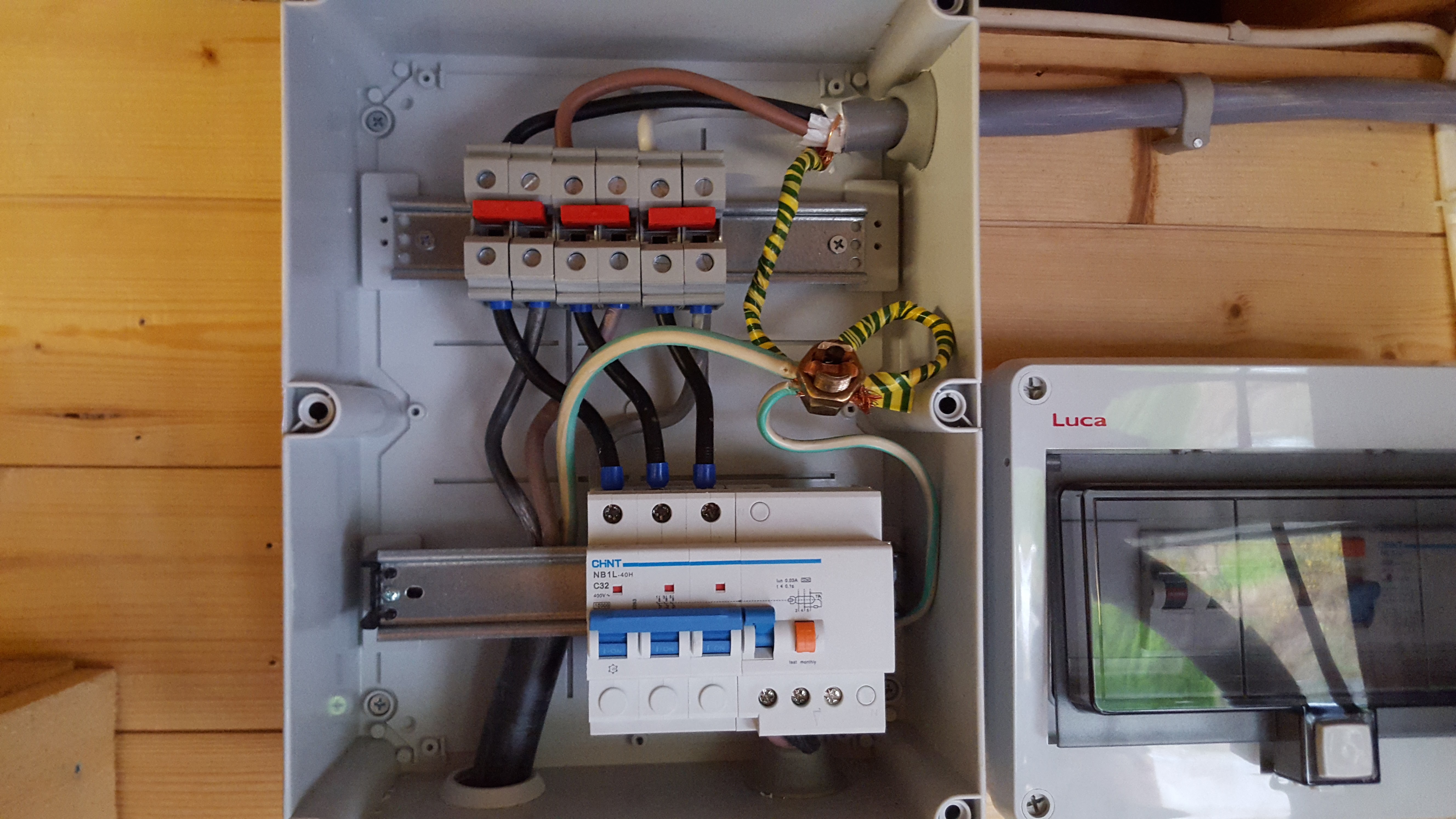 230V input split and 32A circuit breaker with earth fault switch